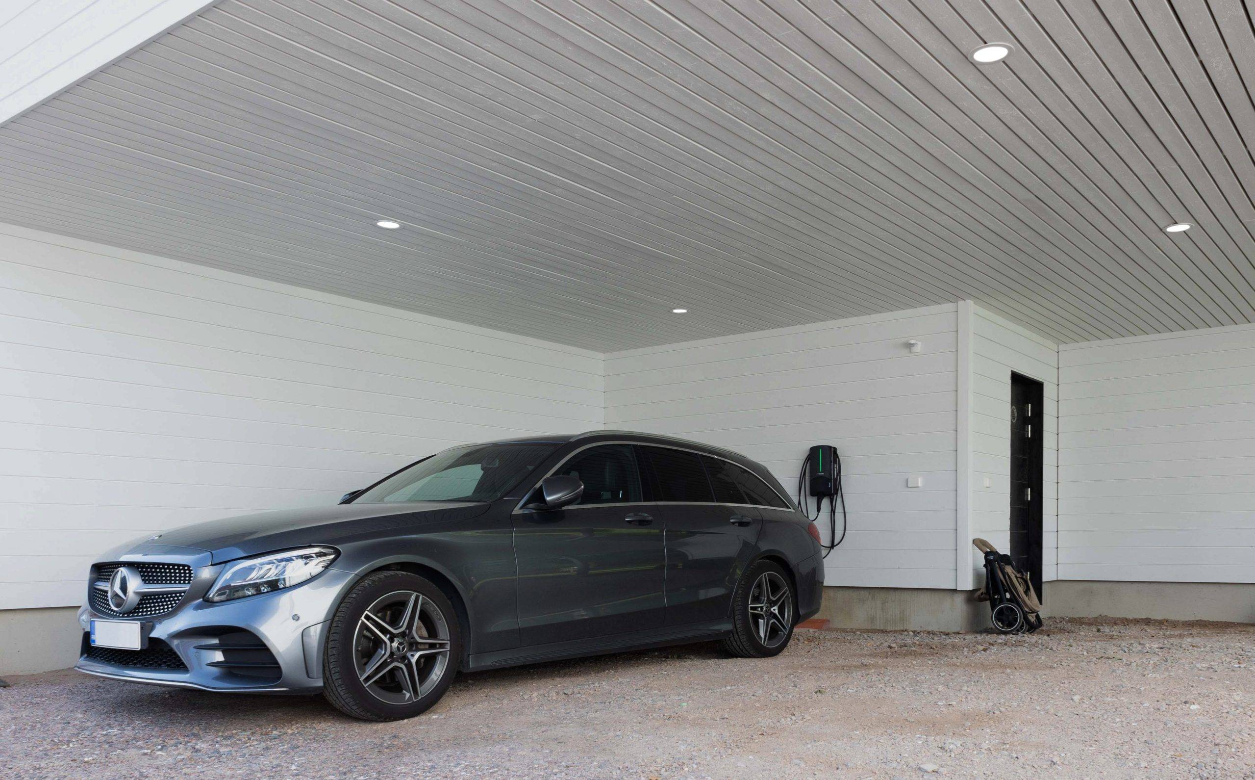 Luminaires Plafond160 pour l'éclairage général d'un carport. Ledstore.fi